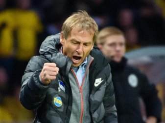 Kehrt nach der Niederlage gegen Borussia Dortmund den «positiven Flow» seines Teams heraus: Herthas neuer Trainer Jürgen Klinsmann. Foto: Gregor Fischer/dpa Kehrt nach der Niederlage gegen Borussia Dortmund den «positiven Flow» seines Teams heraus: Herthas neuer Trainer Jürgen Klinsmann. Foto: Gregor Fischer/dpa