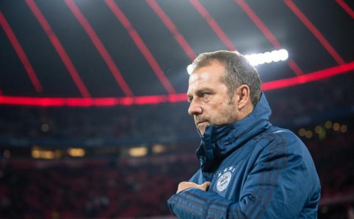 Kann trotz der Niederlage durch Leverksuen auf eine längere Amtszeit als Bayern-Trainer hoffen: Hansi Flick. Foto: Matthias Balk/dpa