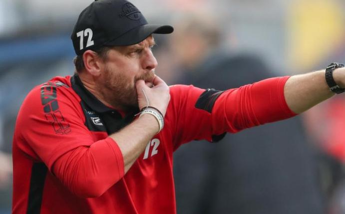 Lag mit dem SC Paderborn 07 gegen RB Leipzig bereits nach vier Minuten 0:2 hinten: Trainer Steffen Baumgart pfeift. Foto: Friso Gentsch/dpa