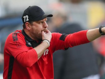 Lag mit dem SC Paderborn 07 gegen RB Leipzig bereits nach vier Minuten 0:2 hinten: Trainer Steffen Baumgart pfeift. Foto: Friso Gentsch/dpa Lag mit dem SC Paderborn 07 gegen RB Leipzig bereits nach vier Minuten 0:2 hinten: Trainer Steffen Baumgart pfeift. Foto: Friso Gentsch/dpa