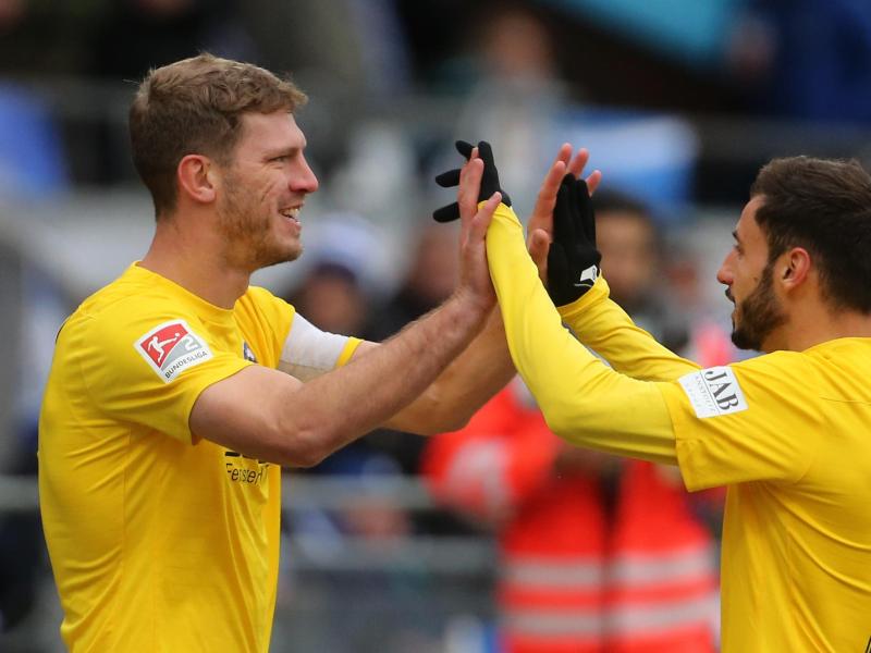 Bielefelds Fabian Klos (l) erzielte gegen Darmstadt seine Saisontore elf und zwölf. Foto: Thomas Frey/dpa
