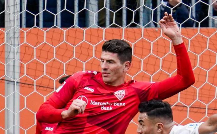 Nach drei aberkannten Tor im Spiel gegen den SV Sandhausen hader Mario Gomez vom VfB Stuttgart mit dem Videobeweis. Foto: Uwe Anspach/dpa