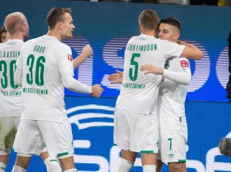 Bremens Milot Rashica (r) wird nach seinem Führungstor gefeiert. Foto: Swen Pförtner/dpa Bremens Milot Rashica (r) wird nach seinem Führungstor gefeiert. Foto: Swen Pförtner/dpa