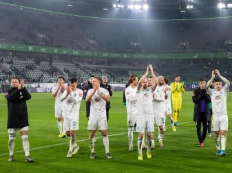 Die Spieler von Werder Bremen feiern den Sieg in Wolfsburg vor ihrer Fankurve. Foto: Swen Pförtner/dpa Die Spieler von Werder Bremen feiern den Sieg in Wolfsburg vor ihrer Fankurve. Foto: Swen Pförtner/dpa