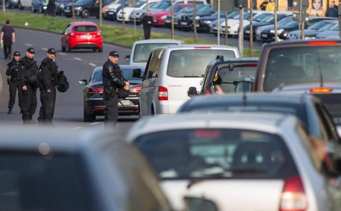 Schätzungen der Klimaschutzexperten von CO2OL besagen, dass teilweise bis zu 70 Prozent der Fans nach wie vor mit dem Auto zu den Fußballspielen reisen. Foto: Michael Hanschke/dpa