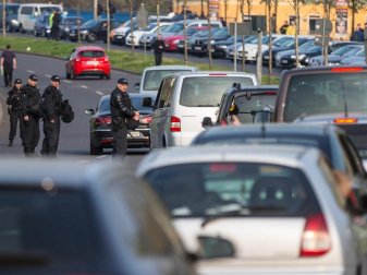 Schätzungen der Klimaschutzexperten von CO2OL besagen, dass teilweise bis zu 70 Prozent der Fans nach wie vor mit dem Auto zu den Fußballspielen reisen. Foto: Michael Hanschke/dpa Schätzungen der Klimaschutzexperten von CO2OL besagen, dass teilweise bis zu 70 Prozent der Fans nach wie vor mit dem Auto zu den Fußballspielen reisen. Foto: Michael Hanschke/dpa