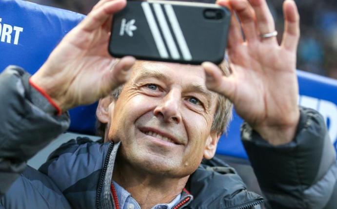 Jürgen Klinsmann nahm bei seinem Debüt im Berliner Olympiastadion einen Film auf. Foto: Andreas Gora/dpa