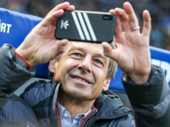 Jürgen Klinsmann nahm bei seinem Debüt im Berliner Olympiastadion einen Film auf. Foto: Andreas Gora/dpa Jürgen Klinsmann nahm bei seinem Debüt im Berliner Olympiastadion einen Film auf. Foto: Andreas Gora/dpa