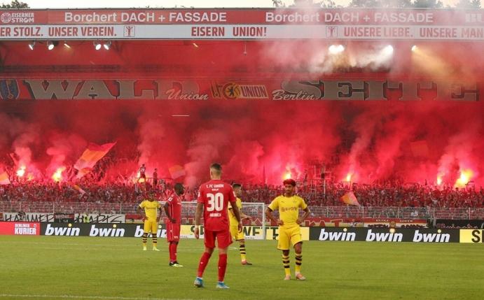 BVB-Fans zünden Bengalische Feuer bei Union Berlin