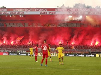 BVB-Fans zünden Bengalische Feuer bei Union Berlin BVB-Fans zünden Bengalische Feuer bei Union Berlin