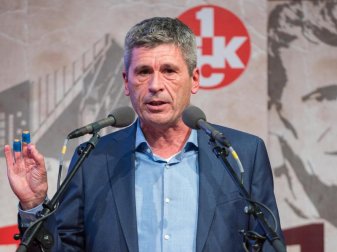Der ehemalige Schiedsrichter Markus Merk ist mit einer deutlichen Mehrheit in den Aufsichtsrat des 1. FC Kaiserslautern gewählt worden. Foto: Oliver Dietze/dpa Der ehemalige Schiedsrichter Markus Merk ist mit einer deutlichen Mehrheit in den Aufsichtsrat des 1. FC Kaiserslautern gewählt worden. Foto: Oliver Dietze/dpa