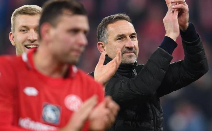 Unter Trainer Achim Beierlorzer (r) feierte der FSV Mainz 05 im zweiten Spiel den zweiten Sieg. Foto: Torsten Silz/dpa