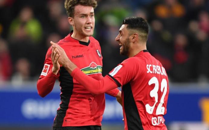 Luca Waldschmidt (l) vom SC Freiburg kann sich vorstellen, in Zukunft für den SC Freiburg zu spielen. Foto: Patrick Seeger/dpa