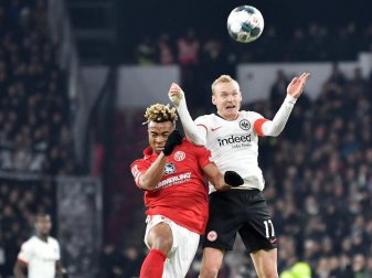 Frankfurts Sebastian Rode (r) im Duell mit dem Mainter Pierre Kunde Malong. Foto: Torsten Silz/dpa Frankfurts Sebastian Rode (r) im Duell mit dem Mainter Pierre Kunde Malong. Foto: Torsten Silz/dpa
