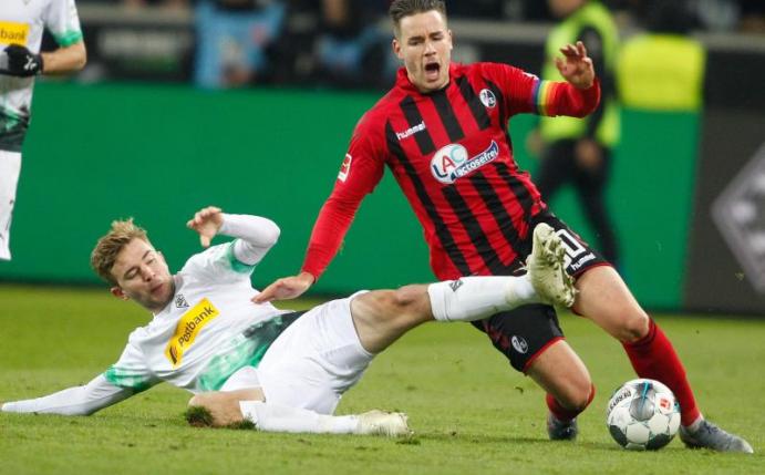 Christoph Kramer (l) bleibt Borussia Mönchengladbach erhalten. Foto: Roland Weihrauch/dpa