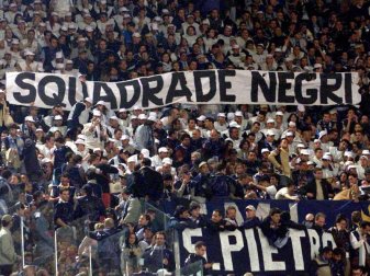 In den italienischen Stadien fallen Zuschauergruppen immer wieder durch rassistische Äußerungen auf. Foto: epa ansa Alessandro Bianchi/dpa In den italienischen Stadien fallen Zuschauergruppen immer wieder durch rassistische Äußerungen auf. Foto: epa ansa Alessandro Bianchi/dpa