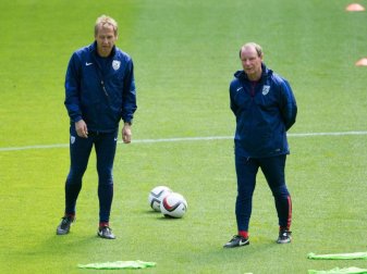 Berti Vogts (r) glaubt an den Erfolg von Jürgen Klinsmann in Berlin. Foto: Maja Hitij/dpa Berti Vogts (r) glaubt an den Erfolg von Jürgen Klinsmann in Berlin. Foto: Maja Hitij/dpa