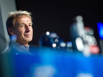 Lädt einen Youtuber ein, der sich bei Hertha eingeschmuggelt hatte: Trainer Jürgen Klinsmann . Foto: Gregor Fischer/dpa Lädt einen Youtuber ein, der sich bei Hertha eingeschmuggelt hatte: Trainer Jürgen Klinsmann . Foto: Gregor Fischer/dpa