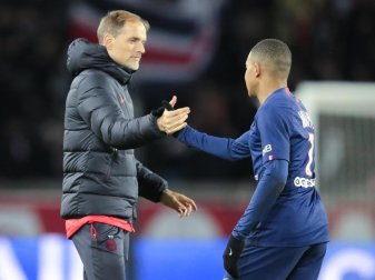 PSG-Trainer Thomas Tuckel (l) beim Handschlag mit Torschütze Kylian Mbappé. Foto: Michel Euler/AP/dpa PSG-Trainer Thomas Tuckel (l) beim Handschlag mit Torschütze Kylian Mbappé. Foto: Michel Euler/AP/dpa
