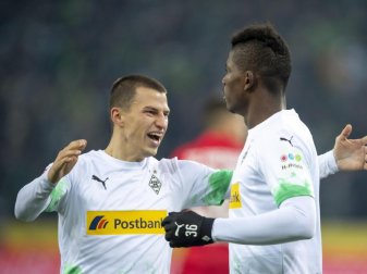 Haben mit Gladbach den FC Bayern vor der Brust: Stefan Lainer (l) und Breel Embolo. Foto: David Inderlied/dpa Haben mit Gladbach den FC Bayern vor der Brust: Stefan Lainer (l) und Breel Embolo. Foto: David Inderlied/dpa