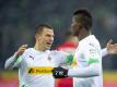 Haben mit Gladbach den FC Bayern vor der Brust: Stefan Lainer (l) und Breel Embolo. Foto: David Inderlied/dpa