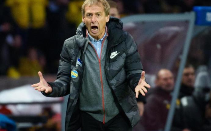 Kommt bei den Hertha-Profis gut an: Jürgen Klinsmann. Foto: Gregor Fischer/dpa