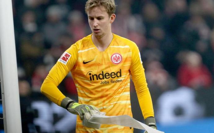 Vertritt Kevin Trapp derzeit im Eintracht-Tor: Frederik Rönnow. Foto: Thomas Frey/dpa