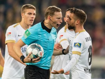 Sorgte mit einer Videobeweis-Entscheidung für Wiesbadener Ärger in Dresden: Schiedsrichter Martin Petersen. Foto: Robert Michael/dpa-Zentralbild/dpa Sorgte mit einer Videobeweis-Entscheidung für Wiesbadener Ärger in Dresden: Schiedsrichter Martin Petersen. Foto: Robert Michael/dpa-Zentralbild/dpa