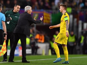 Stärkt seinem Kapitän Marco Reus (r) den Rücken: BVB-Coach Lucien Favre. Foto: Marius Becker/dpa Stärkt seinem Kapitän Marco Reus (r) den Rücken: BVB-Coach Lucien Favre. Foto: Marius Becker/dpa