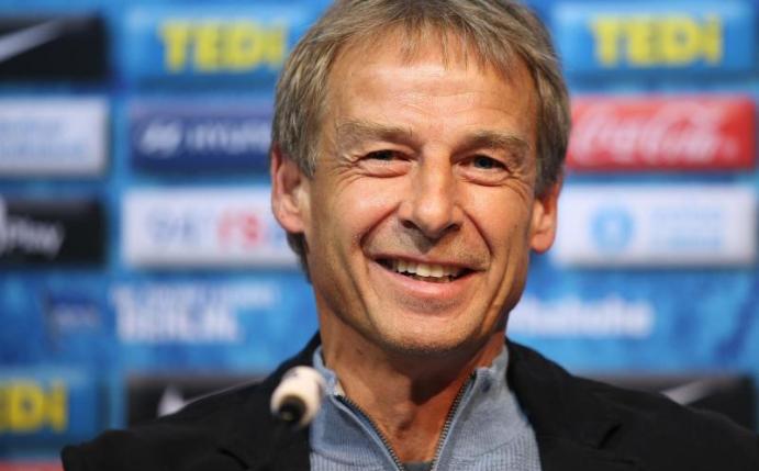 Machte schon privat mit Eintracht-Coach Adi Hütter Bekanntschaft: Hertha-Trainer Jürgen Klinsmann. Foto: Andreas Gora/dpa
