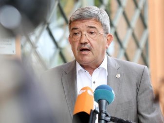 Will Amateurschiedsrichter besser schützen lassen: Lorenz Caffier. Foto: Bodo Marks/dpa Will Amateurschiedsrichter besser schützen lassen: Lorenz Caffier. Foto: Bodo Marks/dpa