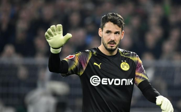 BVB-Torwart Roman Bürki stellt sich vor Trainer Favre