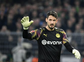 BVB-Torwart Roman Bürki stellt sich vor Trainer Favre BVB-Torwart Roman Bürki stellt sich vor Trainer Favre