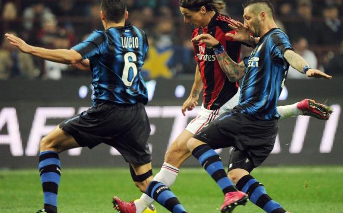 Mögen sich nicht besonders: Zlatan Ibrahimovic (M) und Marco Materazzi (r). Foto: Daniel Dal Zennaro/epa ansa/dpa