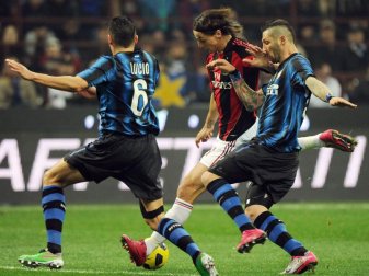 Mögen sich nicht besonders: Zlatan Ibrahimovic (M) und Marco Materazzi (r). Foto: Daniel Dal Zennaro/epa ansa/dpa Mögen sich nicht besonders: Zlatan Ibrahimovic (M) und Marco Materazzi (r). Foto: Daniel Dal Zennaro/epa ansa/dpa