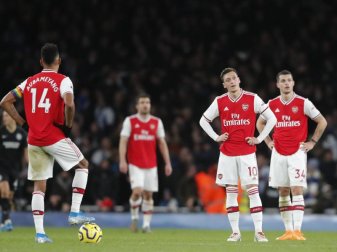 Im Krisenmodus: Mesut Özil (2.v.r) und der FC Arsenal. Foto: Frank Augstein/AP/dpa