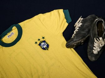 Peles Trikot wurde für 25.000€ versteigert Peles Trikot wurde für 25.000€ versteigert