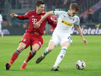 Matthias Ginter (r) erwartet mit Gladbach Robert Lewandowski mit dem FC Bayern zum Liga-Gipfel. Foto: Federico Gambarini/dpa Matthias Ginter (r) erwartet mit Gladbach Robert Lewandowski mit dem FC Bayern zum Liga-Gipfel. Foto: Federico Gambarini/dpa