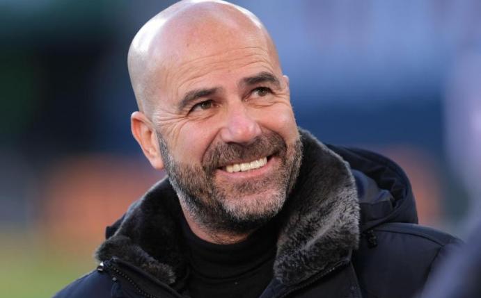 Kann sich gegen Schalke auf einen neuen Rasen freuen: Leverkusen-Coach Peter Bosz. Foto: Peter Steffen/dpa
