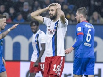 HSV-Profi Lukas Hinterseer (M.) ärgert sich nach dem Gegentreffer. Foto: Axel Heimken/dpa HSV-Profi Lukas Hinterseer (M.) ärgert sich nach dem Gegentreffer. Foto: Axel Heimken/dpa