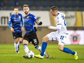 Der Bielefelder Marcel Hartel (l) und KSC-Profi Christoph Kobald im Zweikampf. Foto: David Inderlied/dpa Der Bielefelder Marcel Hartel (l) und KSC-Profi Christoph Kobald im Zweikampf. Foto: David Inderlied/dpa