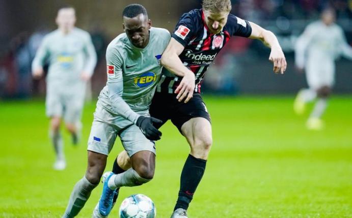 Der Berliner Dodi Lukebakio (l) im Laufduell mit dem Frankfurter Martin Hinteregger. Foto: Uwe Anspach/dpa