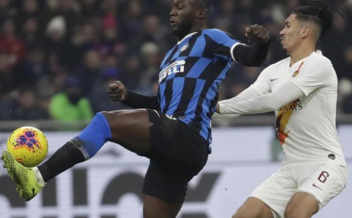 Romelu Lukaku (l) von Inter Mailand behauptet den Ball gegen Chris Smalling. Foto: Luca Bruno/AP/dpa