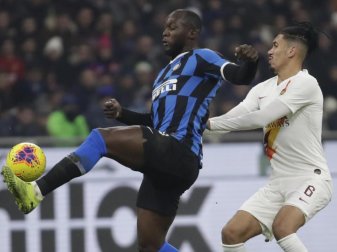 Romelu Lukaku (l) von Inter Mailand behauptet den Ball gegen Chris Smalling. Foto: Luca Bruno/AP/dpa Romelu Lukaku (l) von Inter Mailand behauptet den Ball gegen Chris Smalling. Foto: Luca Bruno/AP/dpa