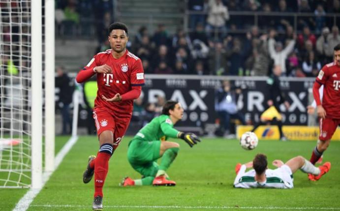 Serge Gnabry (l) möchte mit dem FC Bayern München wieder bei Borussia Mönchengladbach jubeln. Foto: Ina Fassbender/dpa