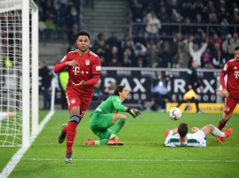 Serge Gnabry (l) möchte mit dem FC Bayern München wieder bei Borussia Mönchengladbach jubeln. Foto: Ina Fassbender/dpa Serge Gnabry (l) möchte mit dem FC Bayern München wieder bei Borussia Mönchengladbach jubeln. Foto: Ina Fassbender/dpa