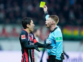 Eintracht-Coach Hütter kritisiert die Leistung des Schiedsrichters: Christian Dingert (r) zeigt Frankfurts Makoto Hasebe (l) gelb. Foto: Uwe Anspach/dpa Eintracht-Coach Hütter kritisiert die Leistung des Schiedsrichters: Christian Dingert (r) zeigt Frankfurts Makoto Hasebe (l) gelb. Foto: Uwe Anspach/dpa