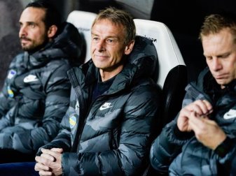 Berlins Trainer Jürgen Klinsmann (M) sieht die Hertha auf dem richtigen Weg. Foto: Uwe Anspach/dpa Berlins Trainer Jürgen Klinsmann (M) sieht die Hertha auf dem richtigen Weg. Foto: Uwe Anspach/dpa