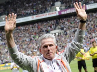Am letzten Spieltag 2013 verabschiedet sich Bayern-Trainer Jupp Heynckes im Borussia-Park von den Zuschauern. Foto: Marius Becker/dpa Am letzten Spieltag 2013 verabschiedet sich Bayern-Trainer Jupp Heynckes im Borussia-Park von den Zuschauern. Foto: Marius Becker/dpa