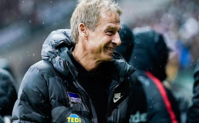 Berlins Trainer Jürgen Klinsmann ist ein Befürworter des Videobeweises. Foto: Uwe Anspach/dpa